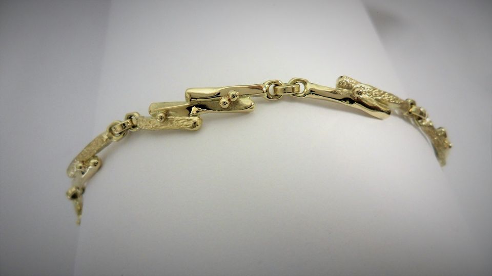 Geelgouden armband, van oude sieraden. Finisch-art. Fantasie. Smelten en smeden. G��n ��n schakel is hetzelfde. Goudsmid Hans Rietman